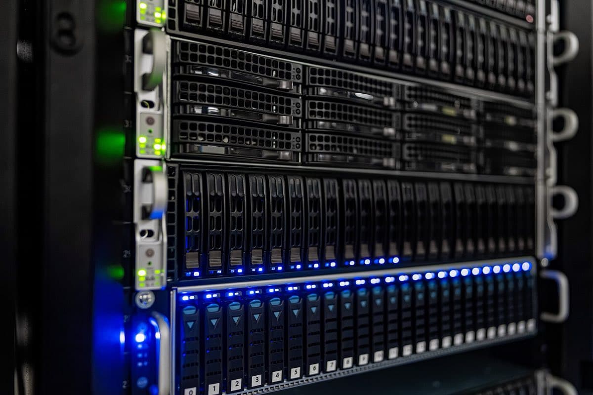 VDS, dedicated server ve hosting için veri merkezi rack altyapısı